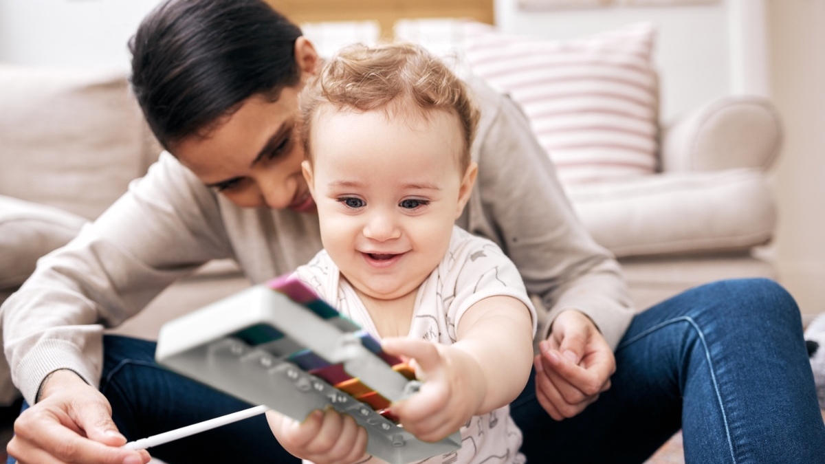 Neonata gioca con la mamma