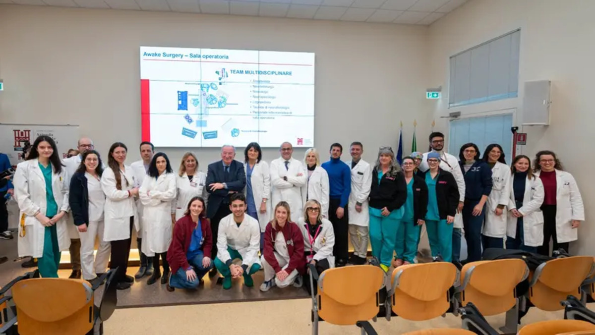 operazione al cervello da sveglio