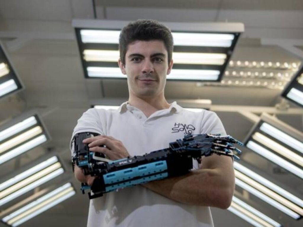 Nato senza braccio, se ne costruisce uno con i Lego: "Aiuto i bambini con la mia patologia" 2 Protesi Lego