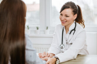 Tumori, medico con paziente