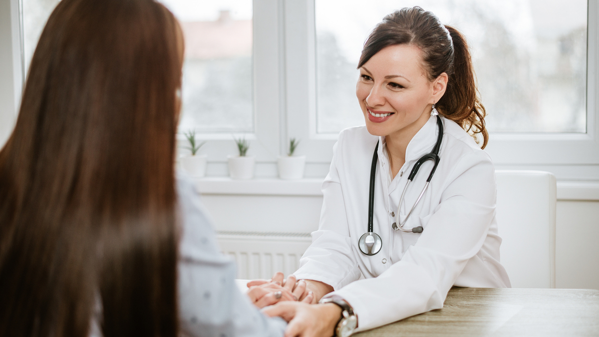 Tumori, medico con paziente