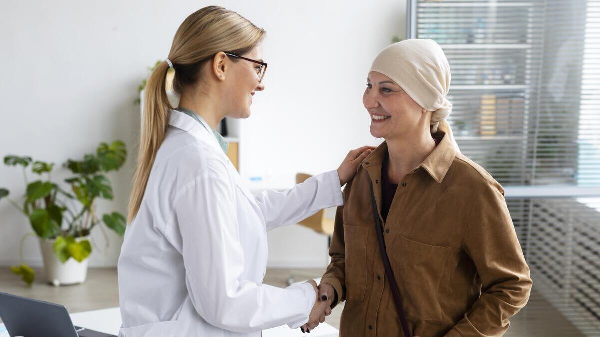 tumori, dottoressa parla con la paziente