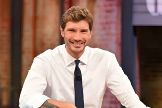 Sanremo 2027, perché la Rai punta su Stefano De Martino e come potrebbe essere il suo Festival 9