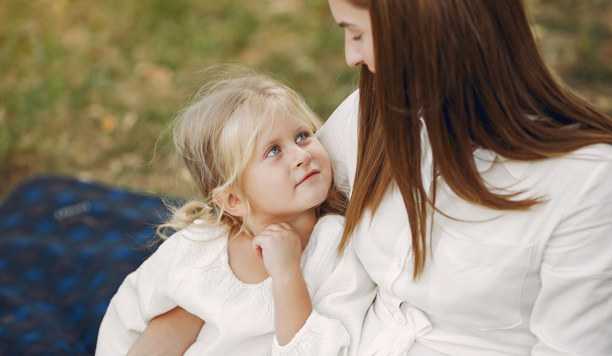 figli, mamma con sua figlia