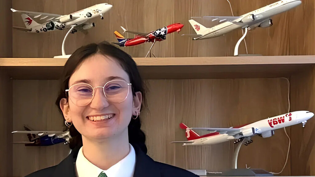 Linda a 24 anni è la più giovane pilota di linea: "Ora voglio attraversare l'Atlantico" 2 Linda Calistri pilota