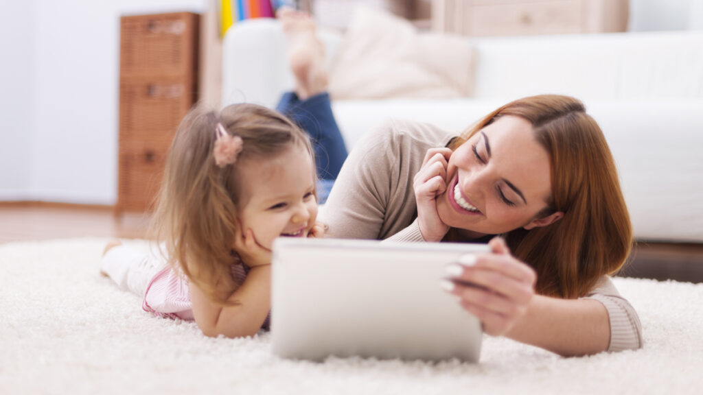 Arriva Netflix Playground, la nuova app per bambini con giochi offline e serie TV 3 Netflix Playground, mamma e figlia guardano i cartoni