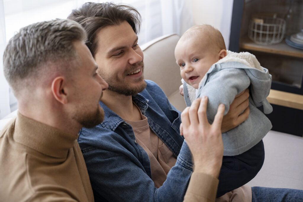 Bambino con due padri e una madre