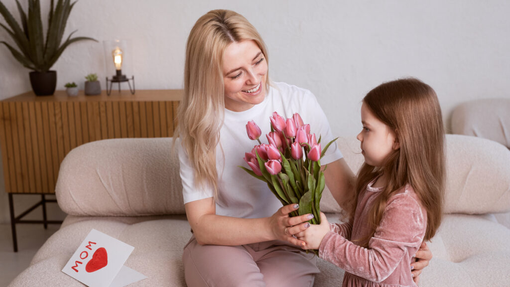 Festa della Mamma, bimba regala fiori