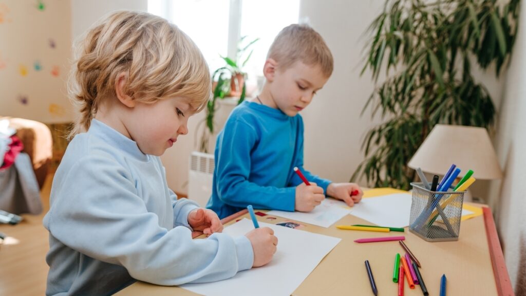 Cos'è il Reggio Emilia Approach, che affascina Kate Middleton: sarà il nuovo metodo Montessori? 4 Reggio Emilia Approach, bambini colorano