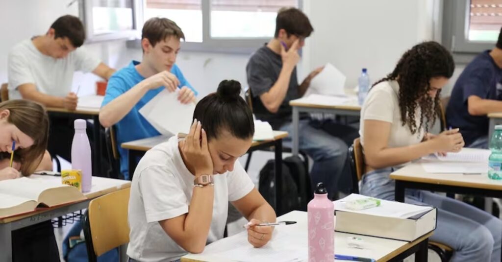 Esame di maturità, da Ungaretti a Seneca: quali sono i temi più ricorrenti nelle prove scritte? 2 Maturità 2026