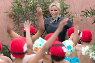 "Imparare a nuotare è un diritto di tutti i bambini": la Principessa Charlene aiuta le famiglie in difficoltà economica 11