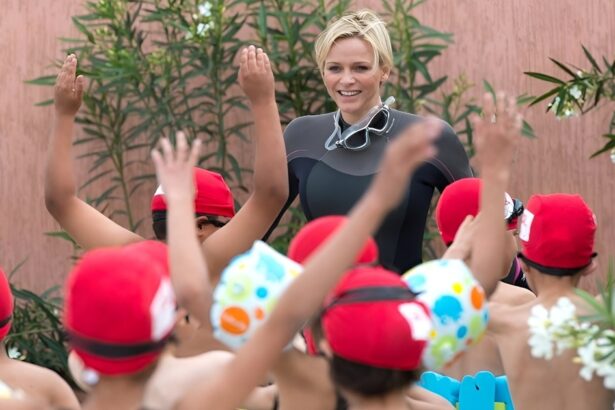 "Imparare a nuotare è un diritto di tutti i bambini": la Principessa Charlene aiuta le famiglie in difficoltà economica 24