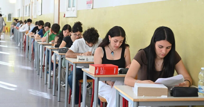 Maturità 2026, prima prova di italiano: tra le tracce Pavese, Calabresi e la Costituente 1 tracce maturità 2026