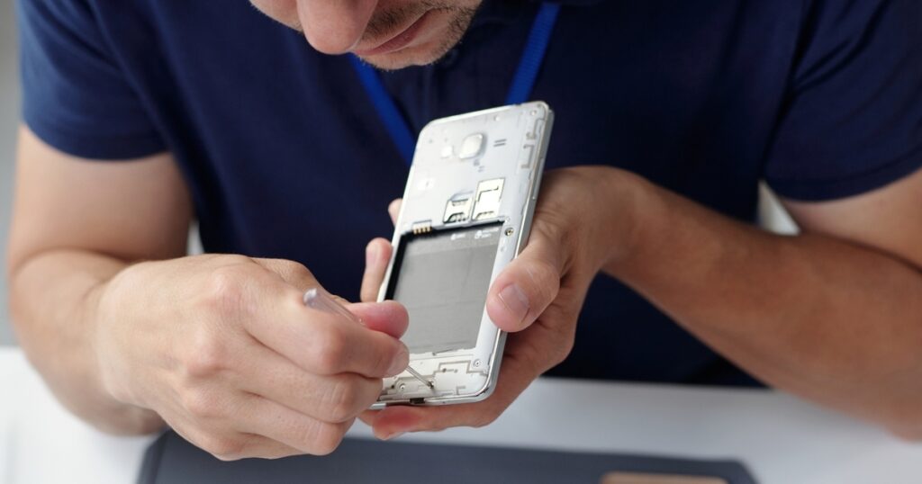 Batterie degli smartphone di nuovo rimovibili dal 2027: tutti i vantaggi della normativa UE 2 Smartphone