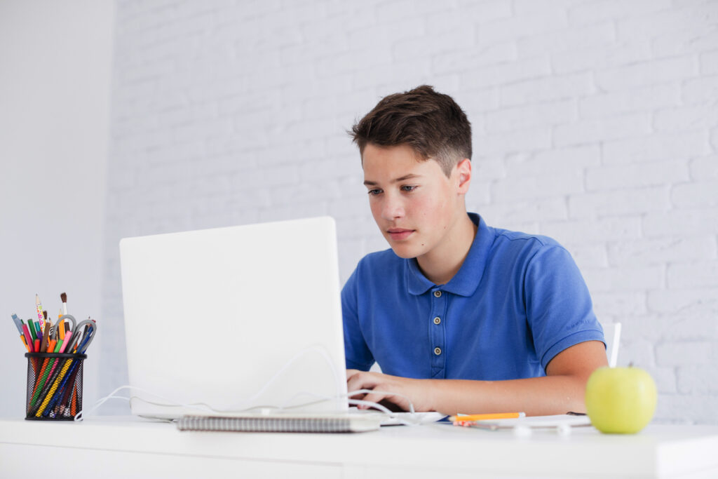 OpenAI lancia ChatGPT for Teens: maggiore sicurezza e più aiuti agli adolescenti con lo studio 2 ChatGPT for Teens