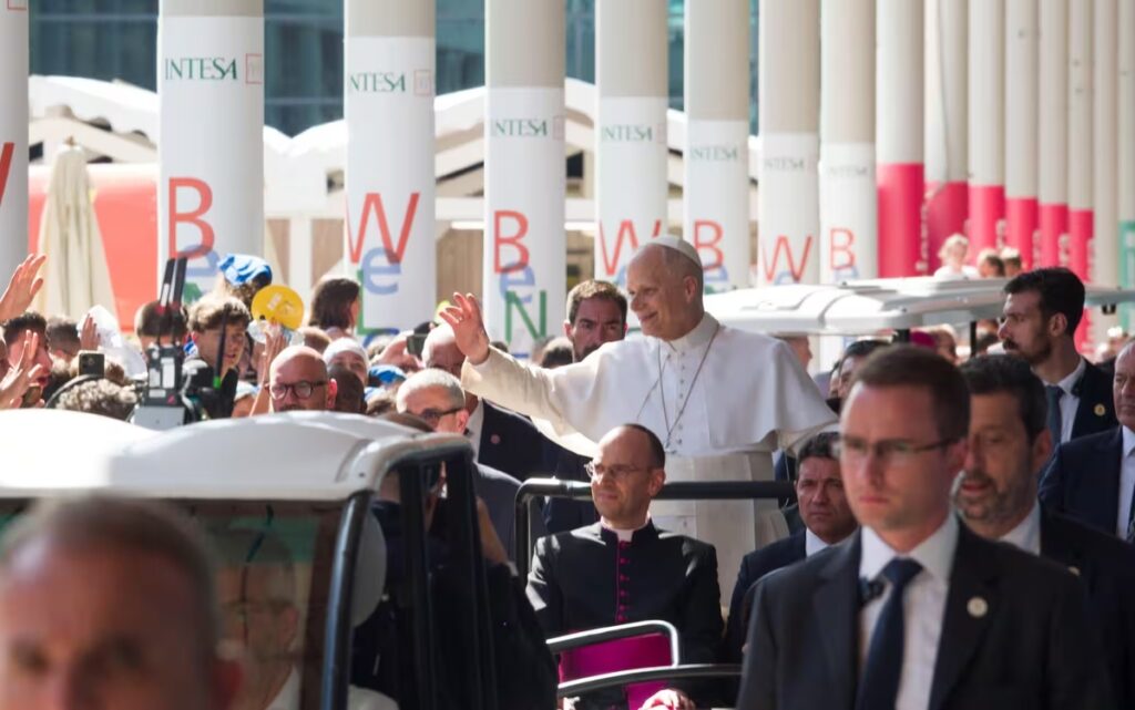 Al Meeting di Rimini Papa Leone invita alla comunione: "C’è amore nel dono generoso di sé" 2 Papa Leone Meeting di Rimini