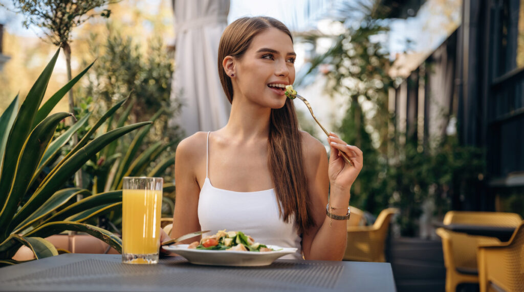 Solo dining, perché stare da soli è la nuova cura personale 4 Solo dining, perché stare da soli è la nuova cura personale 3