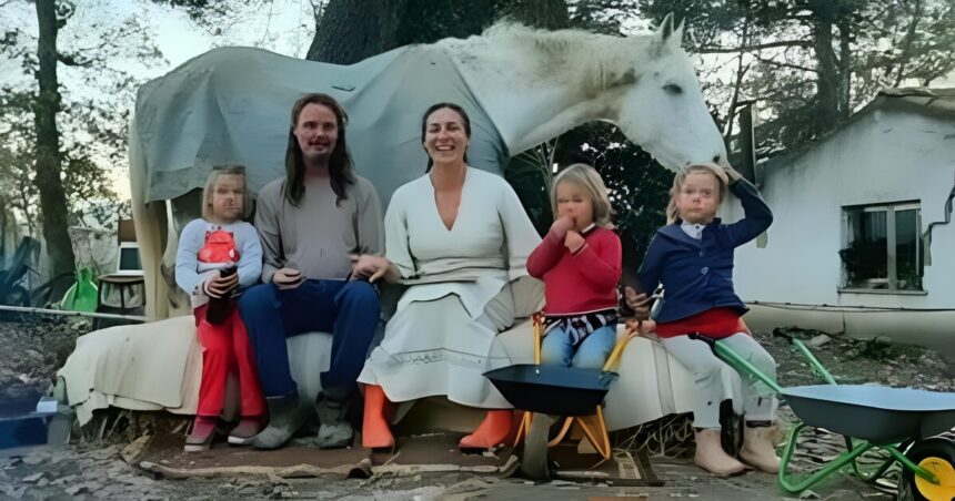 Famiglia nel bosco, i tre bambini pronti a entrare a scuola per la prima volta 1 famiglia nel bosco