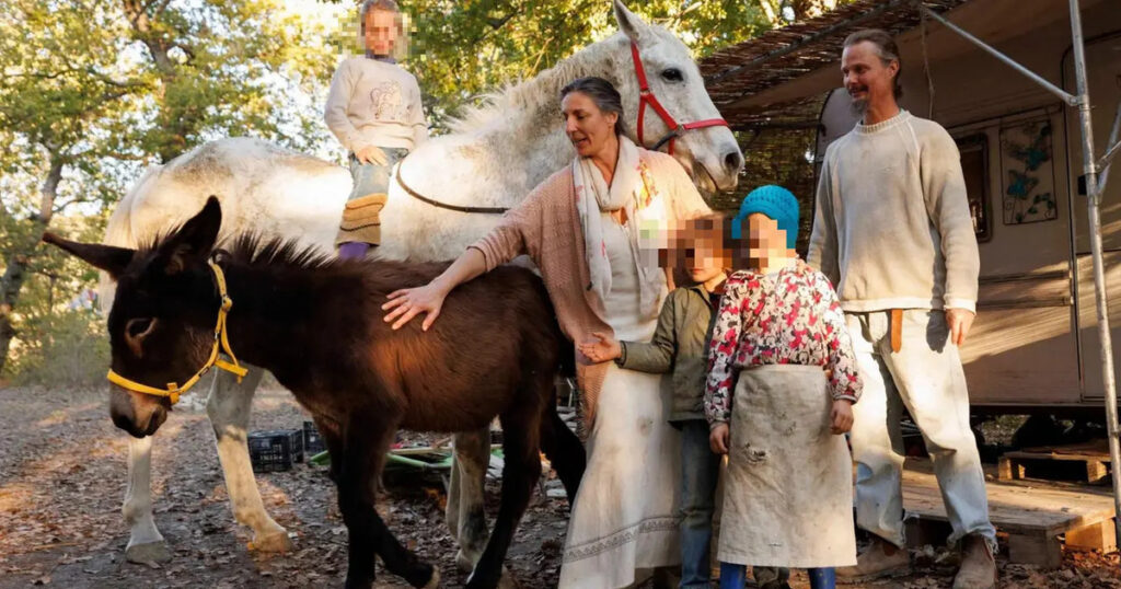 Famiglia nel bosco, i tre bambini pronti a entrare a scuola per la prima volta 2 Famiglia nel bosco
