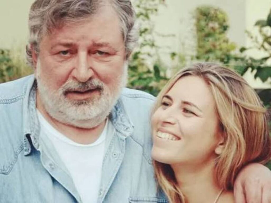 Testamento Guccini, le case alla moglie e il 50% dei diritti d'autore alla figlia: i dettagli 2 Guccini e la figlia