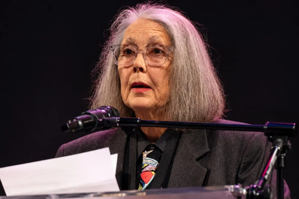 Nobel per la Letteratura ad Anne Carson: "Per la sua opera audace che dialoga con la tradizione classica" 2 Anne Carson Nobel Letteratura