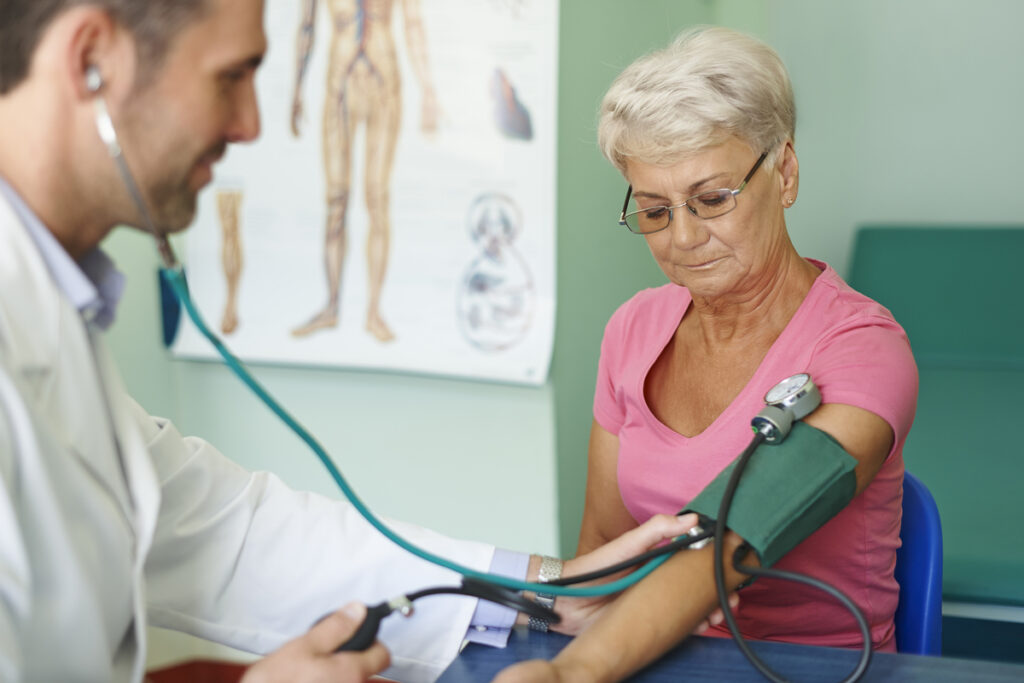 Manovra, in arrivo una card sanitaria da 300 euro per gli over 75: tutti i dettagli 2 Manovra 2027