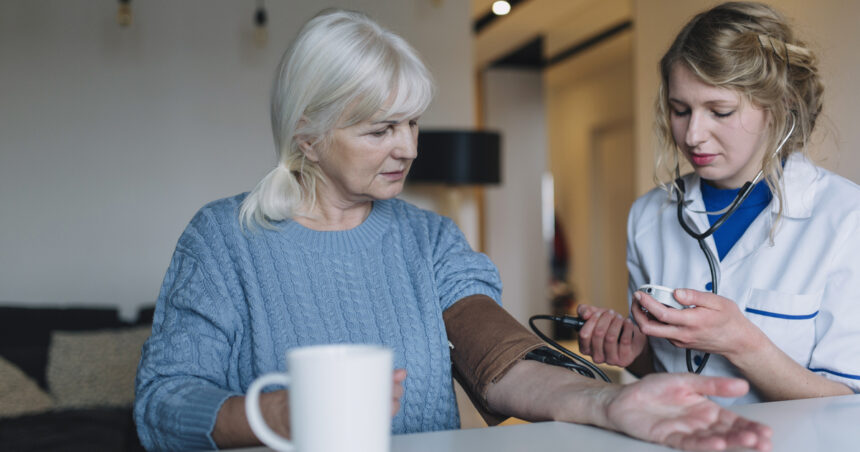 Manovra, in arrivo una card sanitaria da 300 euro per gli over 75: tutti i dettagli 1 manovra card