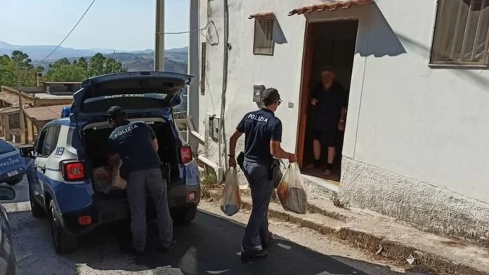 agrigento anziano solo chiama polizia