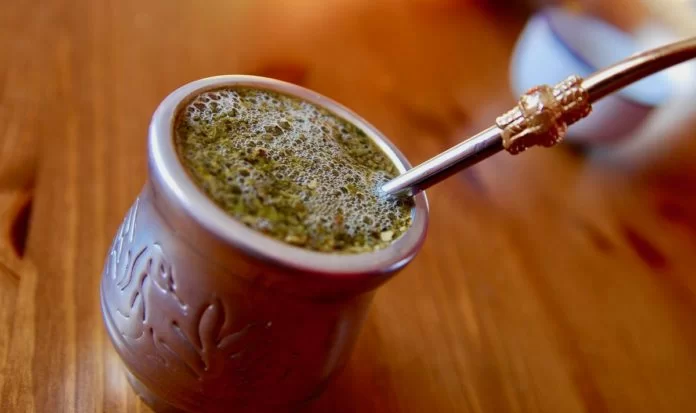 yerba mate nel caratteristico recipiente