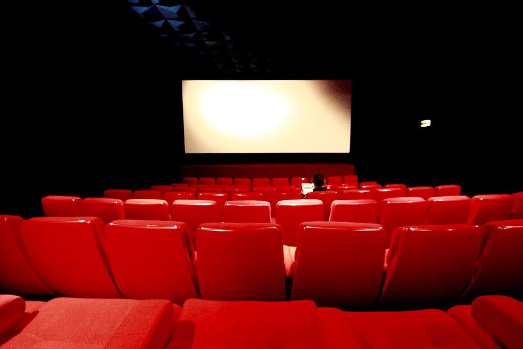 Zona gialla rafforzata cinema ancora chiusi.