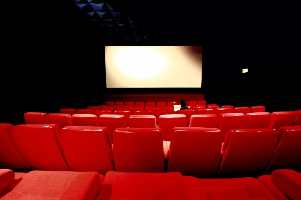 Zona gialla rafforzata cinema ancora chiusi.