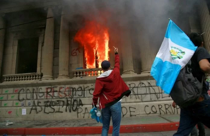 manifestanti danno fuoco al Parlamento in Guatemala