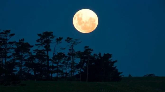 Luna piena nel cielo notturno