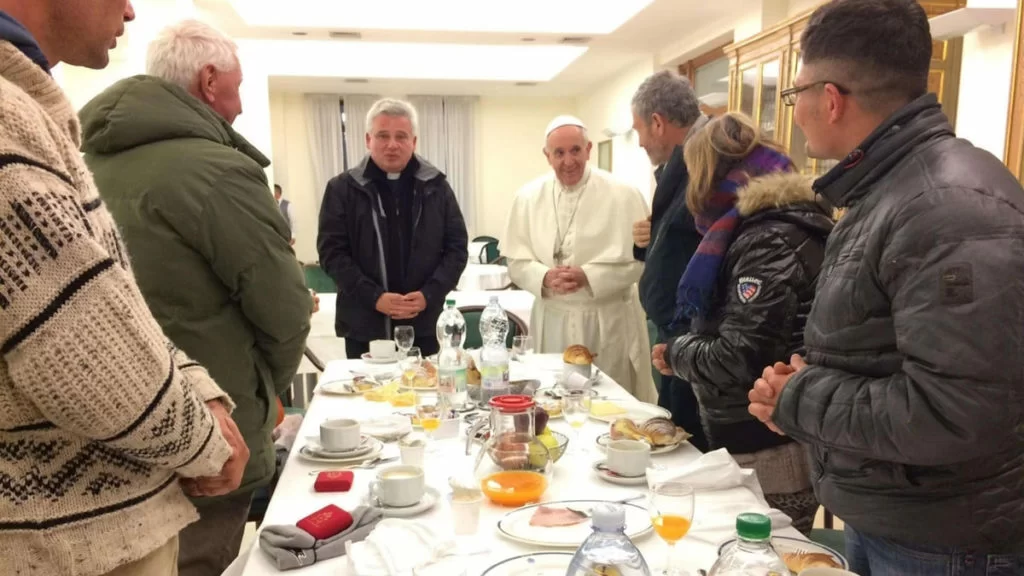 Papa Francesco con i senzatetto