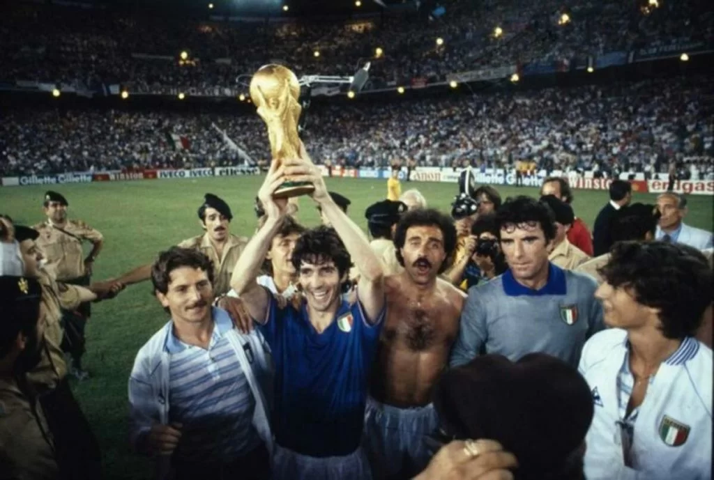 Paolo Rossi alza la Coppa del Mondo.