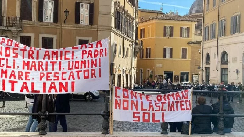 Parenti pescatori italiani liberati.