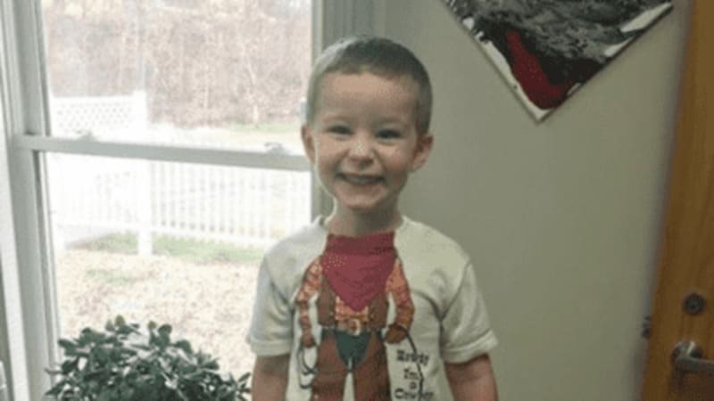 abbandonano il figlio al cimitero
