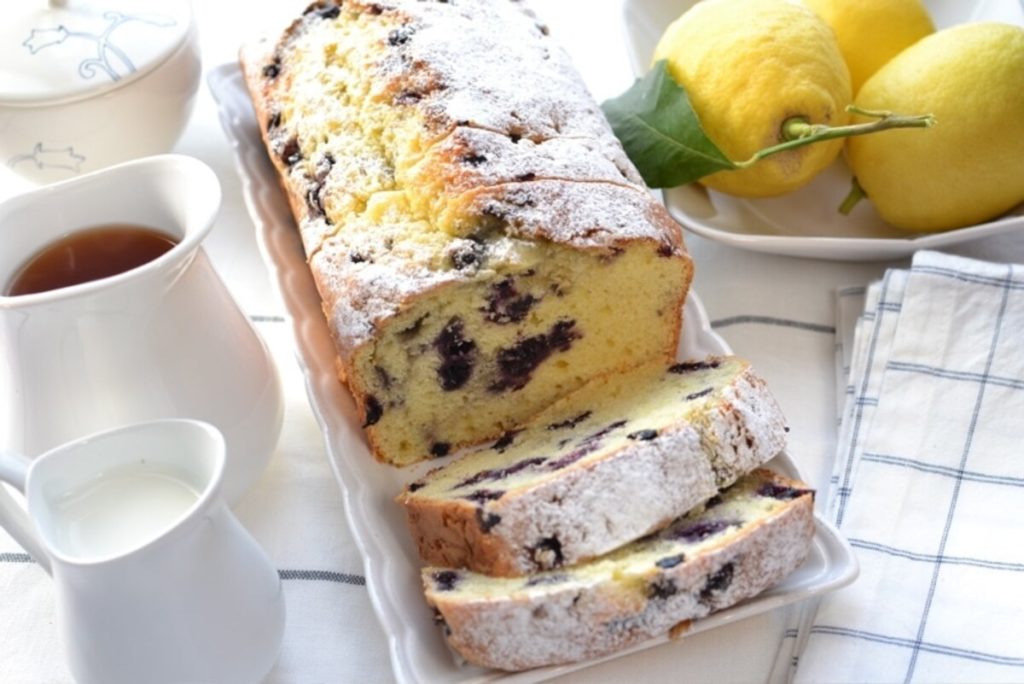 Ricette di dolci, plumcake ricotta e mirtilli.