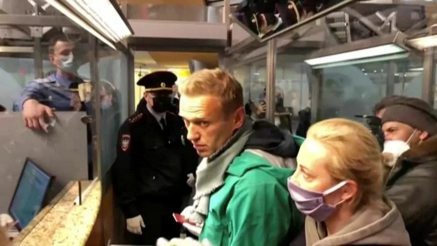 L'arresto di Navalny, fermato al suo rientro dalla convalescenza in Germania: in manette in aeroporto.