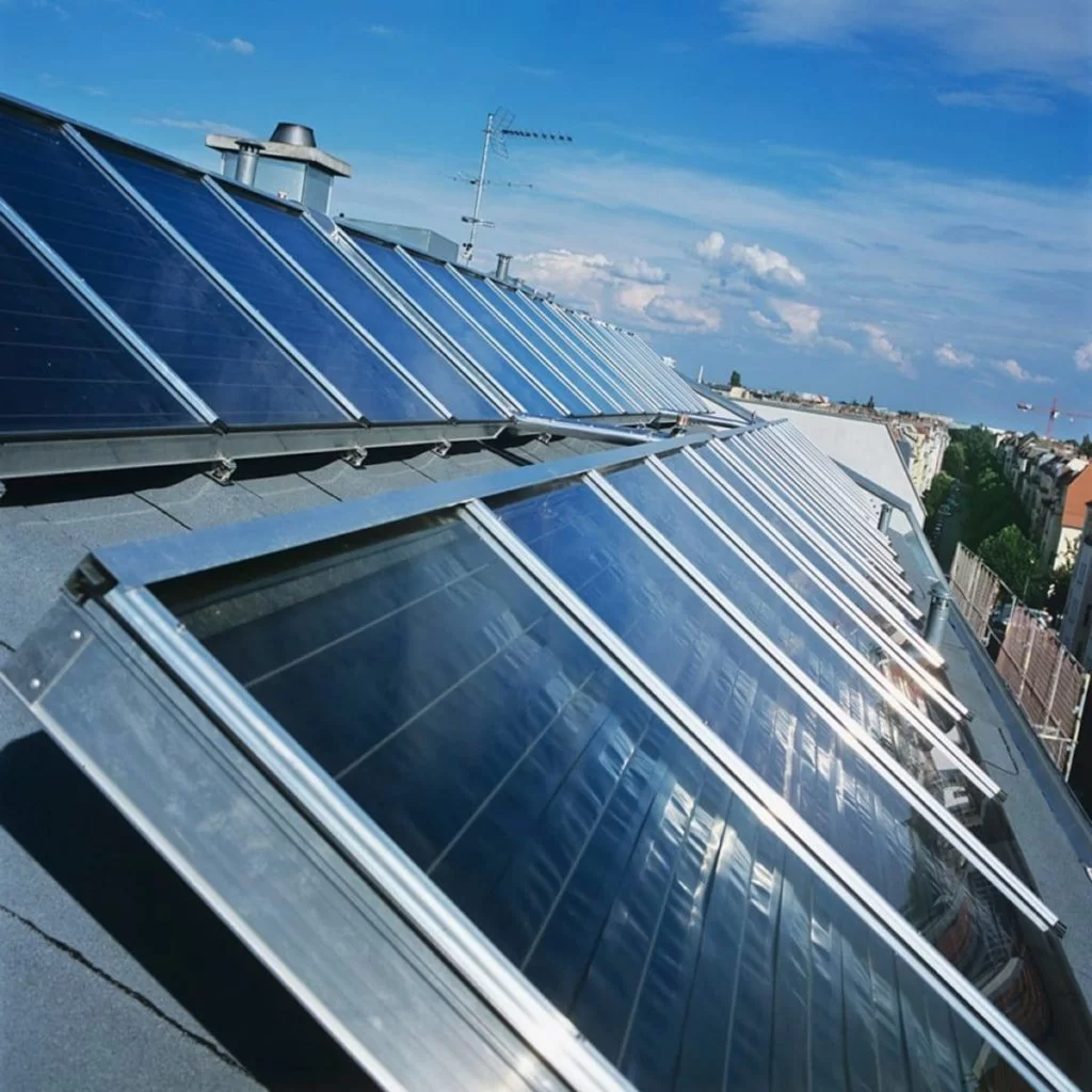 Risparmiare energia: installare un impianto solare termico o fotovoltaico.