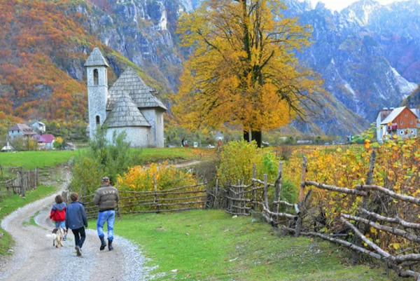 pensionati italianii in albania incontaminata