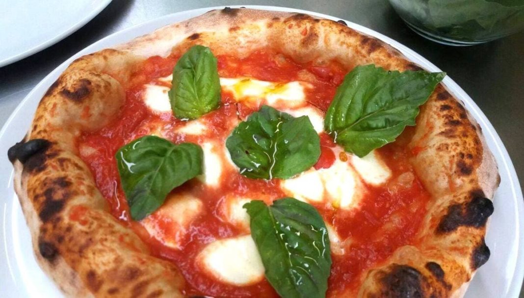la pizza di Chicago sfida napoli è La più buona del mondo