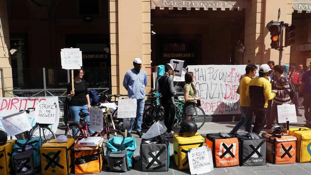 Lo sfogo dei rider: "Ci picchiano, ci derubano e ci deridono ma nessuno fa nulla".