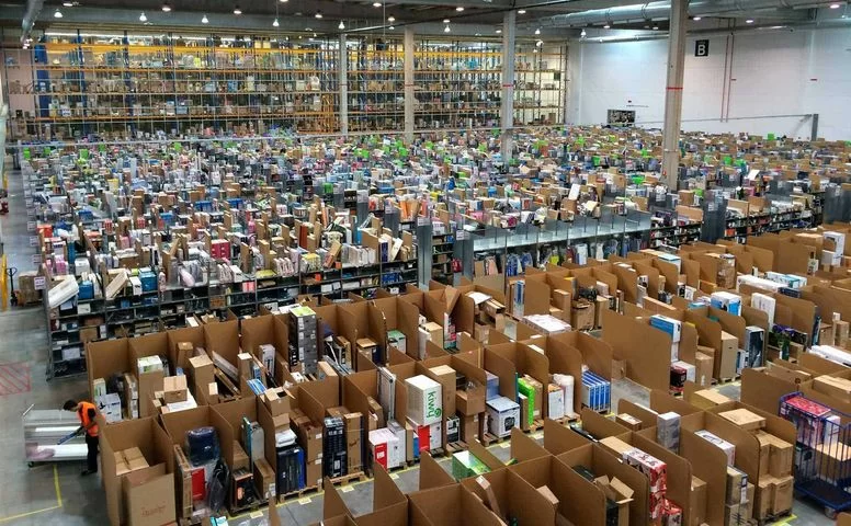 Siamo con le lavoratrici e i lavoratori di Amazon per la dignità del lavoro.

Sosteniamo le lavoratrici e i lavoratori di Amazon, comprese le aziende di fornitura di servizi di logistica e di movimentazione, oggi in sciopero. Sono lavoratrici e lavoratori che vivono sempre più sulla propria pelle il paradigma della creazione di “valore” che impone competitività, massimizzazione dei profitti e ritmi di lavoro frenetici.

Dietro il "costo zero" sulle consegne promesso dalle aziende di e-commerce al momento dell'acquisto, si cela un costo reale elevatissimo, che non possiamo far finta di non vedere: è la disgregazione del tessuto sociale, è la negazione dei diritti, è la svalutazione del lavoro.

Lo sciopero è uno strumento per far sentire la propria voce, protestando contro la precarietà e l’impoverimento.
#Invisibili in movimento sostiene lo sciopero delle lavoratrici e dei lavoratori Amazon.