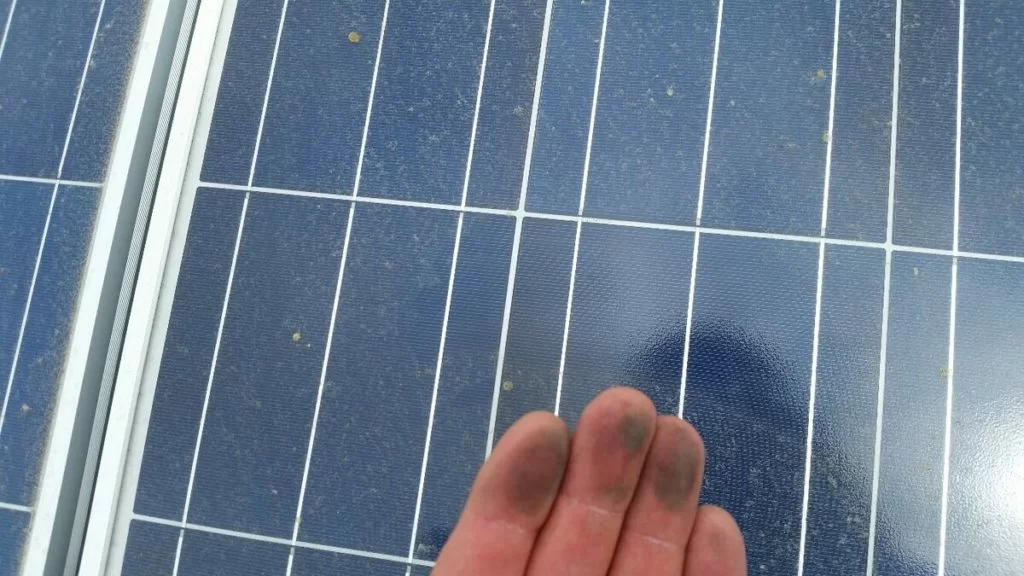 Come si puliscono i pannelli solari, polvere accumulata