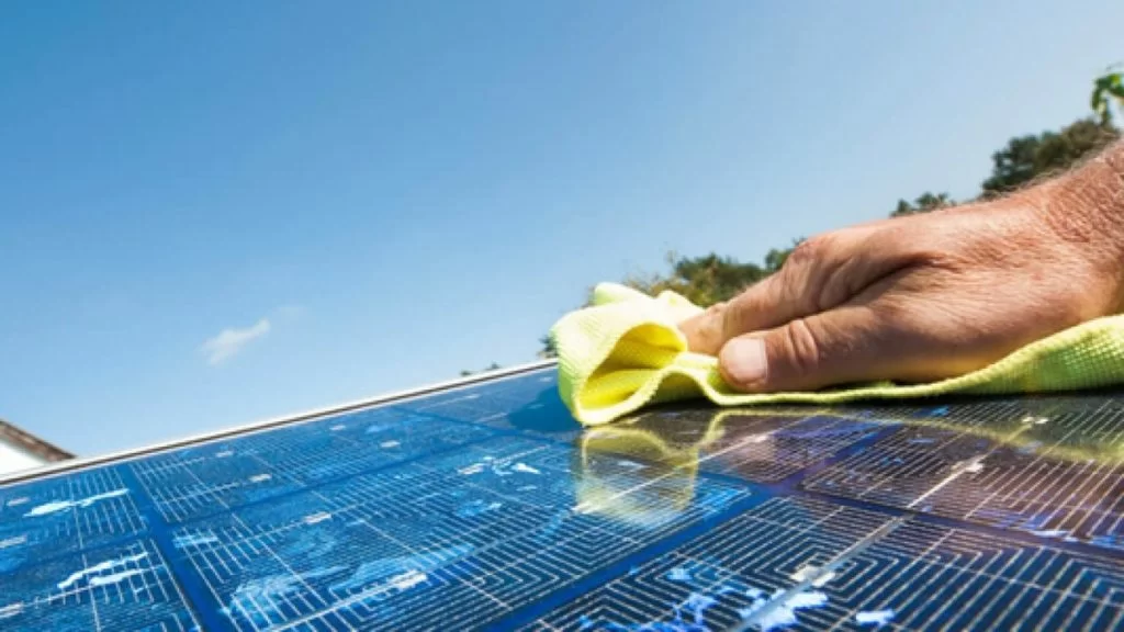 Come si puliscono i pannelli solari - spugnetta su celle