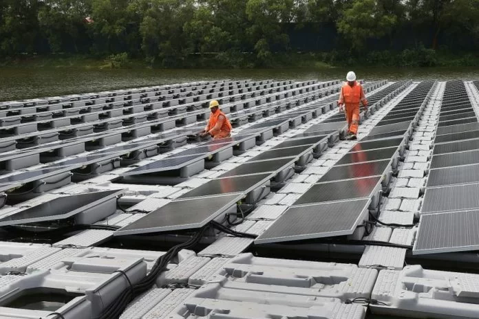 Fotovoltaico galleggiante_men at work