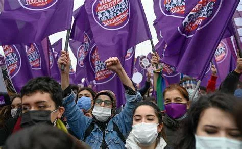 Sono partite le proteste in tutta la Turchia dopo l'uscita dalla convenzione