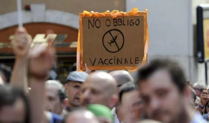 Se in Italia gli operatori sanitari no vax rifiutano di vaccinarsi, ci sono gli estremi per il licenziamento?