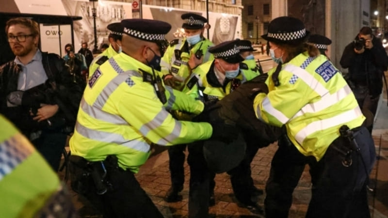 Sarah everard manifestazione polizia